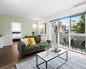 Tasteful 1-Bed Apartment with Balcony Seating - Melbourne - Sala
