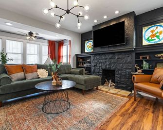 HostWise Stays Private Hot Tub | Family Friendly | Private Parking | Steps to Shiloh St - Pittsburgh - Salon