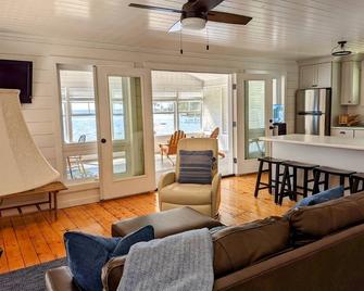 Cozy Cottage with private beach - Saint Albans