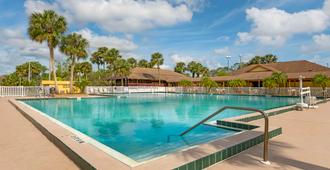 Best Western International Speedway Hotel - Daytona Beach - Pool