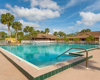 Best Western International Speedway Hotel - Biển Daytona - Bể bơi
