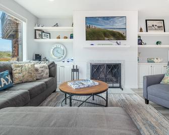 Pajaro Dunes Resort: Affordable Condo Right On The Beach! No stairs to climb! - Watsonville - Wohnzimmer