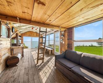 Waterfront Cottage By Simcoe - Orillia - Living room