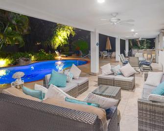 Private Pool W/ Hot Tub! Family Friendly Subtropical Retreat W/ Huge Yard - Kendall - Pool