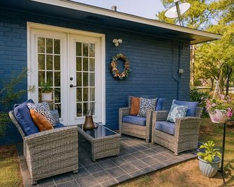 3 Bedroom - Sleeps 10 - The Lagniappe Escape - Marksville - Patio