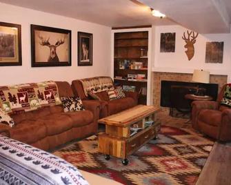 Umbrella J Getaway- Fully Remodeled 4 Bedroom Home - Mountain Home - Вітальня