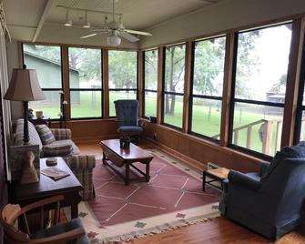 One-of-a-Kind Caddo Lake Retreat with Spectacular Waterfront Views - Karnack - Pokój dzienny