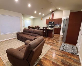 Beautiful, cozy stay near Hatcher Pass & Hiking - Palmer - Sala de estar