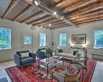 Charming Jaffrey Cottage with Deck and Grill! - Jaffrey - Sala de estar