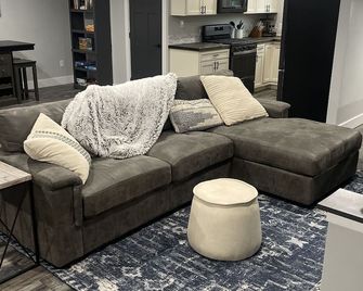 Ride galbraith mountain from your door! Cozy Bellingham studio in the woods. - Bellingham - Living room