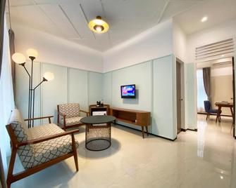 Aron Hotel - Purwokerto - Living room
