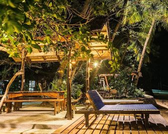 Patrick's on the Beach Resort - General Luna - Binnenhof