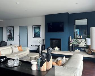 Spacious 6-bedroom house with WiFi, AC in enjoyable Dunmore East - Dunmore East - Living room