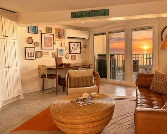 Oceanfront Condo | Beach | Pool | Linens Included - Wildwood - Olohuone