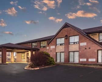 Travelodge by Wyndham Bridgewater - Bridgewater - Gebäude
