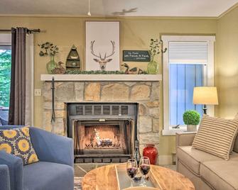 Hike, Ski and Explore Lake Harmony Retreat with Grill - Lake Harmony - Living room