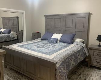 2BR with a king size bed and TV and free parkingall the amenities you need - Chelsea - Bedroom