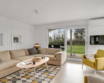 3 Bedroom Pet Friendly Home In Knebel - 크네벨 - 거실