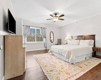 Lake Russell Cabin Dog-Friendly, Secluded 4 Acres - Elberton - Living room