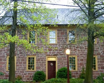 Brownstone Colonial Inn - Reinholds - Edificio