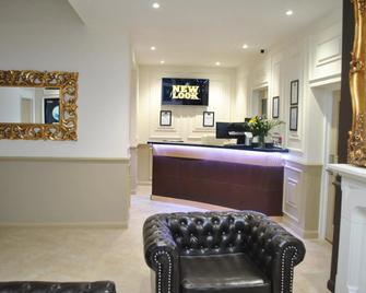 Real Dreams Hotel - Barking - Front desk