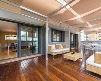 Great apartment with a pool on the beach in Barcelona - Badalona - Living room