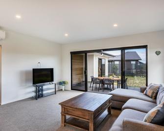 Modern Holiday Retreat – Relax & Unwind in Style - Taupo - Wohnzimmer
