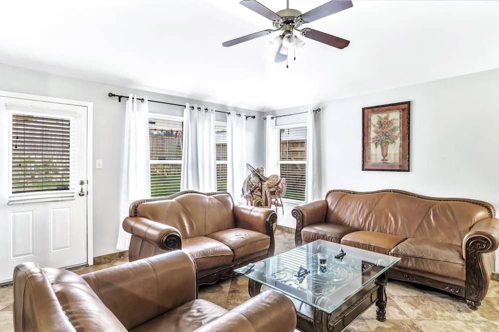 Perfect South Dallas Getaway Near Trinity River! - Dallas - Living room