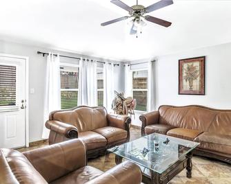 Perfect South Dallas Getaway Near Trinity River! - Dallas - Sala de estar