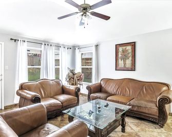 Perfect South Dallas Getaway Near Trinity River! - Dallas - Living room