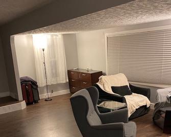 Bedroom w/living room/bathroom/kitchen/free WiFi/ walk to Lake Erie beach - Fort Erie - Living room