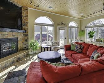 Large Home with Indoor Basketball Court and Game Room! - Wisconsin Dells - Living room