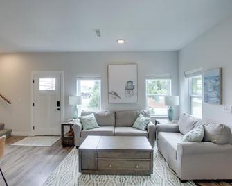 Riverfront Sheboygan Townhome with Grill! - Sheboygan - Huiskamer