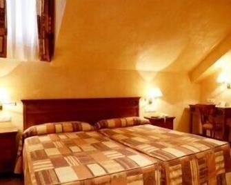 Hotel Cordón - Burgos - Bedroom