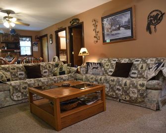 Cozy cabin in the Western part of the PA Wilds & the Allegheny Nat'l Forest - Pleasantville (Venango County) - Living room