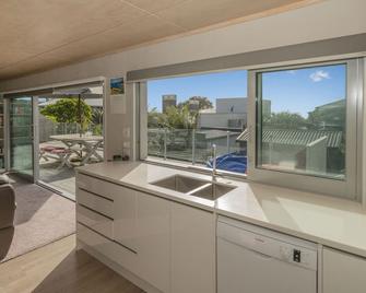 Bonanza Beauty - Pauanui Holiday Home - Pauanui Beach - Kitchen