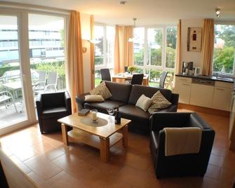 Comfortable and luxuriously furnished apartment, with side sea view - Großenbrode - Wohnzimmer