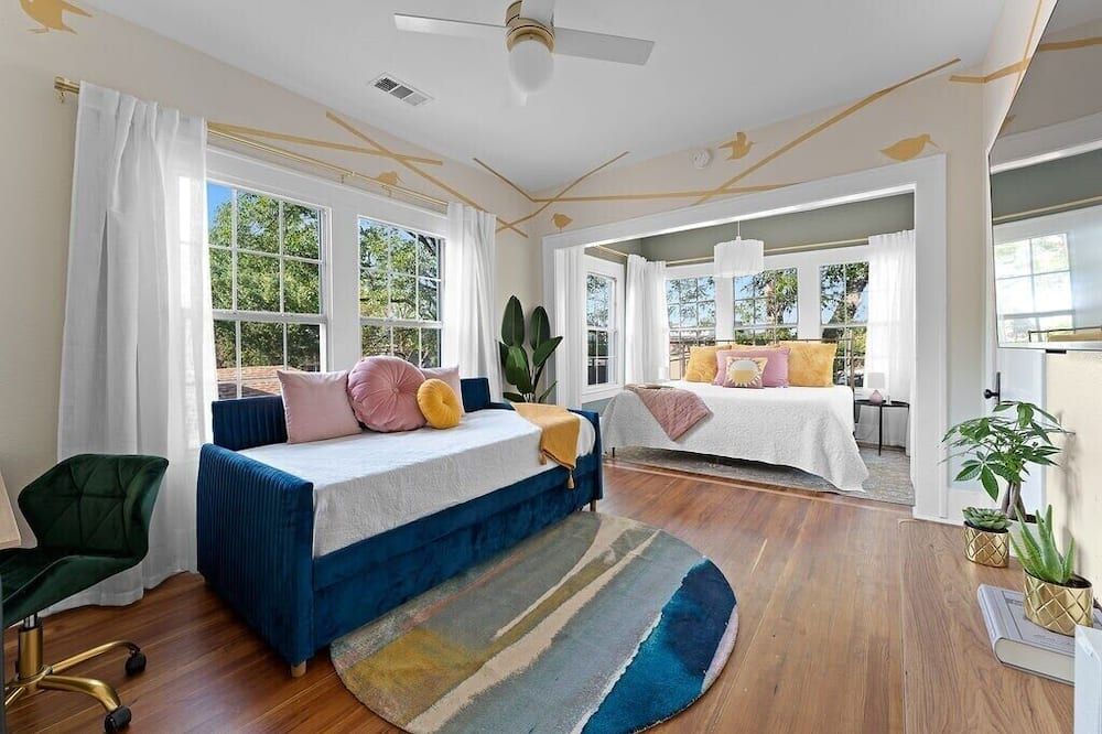 Stylish Urban Treehouse with King Bed, Gated Parking & Walk to Bishop Arts Shops & Dining - דאלאס - סלון