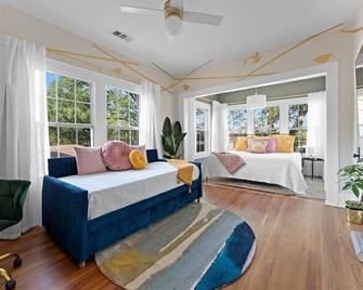 Stylish Urban Treehouse with King Bed, Gated Parking & Walk to Bishop Arts Shops & Dining - Dallas - Sala de estar