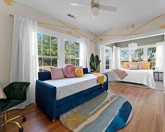 Stylish Urban Treehouse with King Bed, Gated Parking & Walk to Bishop Arts Shops & Dining. One bedroom urban hideaway right in the middle of bustling Dallas. Bright and spacious. Luxurious king bed. A short drive or streetcar to downtown. - Dallas - Vardagsrum