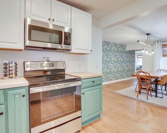 Patio and Lake Views Family-Friendly Canton Retreat - Canton - Kitchen