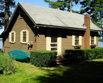 Sunny Cottage on Private Oceanfront Point - Harpswell - Building