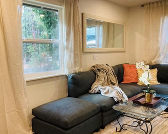 Take it easy at this unique and tranquil getaway - Cromberg - Living room