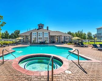 Ground Floor King Beds Pool Gym Near Hil - Clearfield - Pool