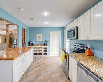 Peaceful Brandenburg Home about 6 Mi to Ohio River! - Brandenburg - Cocina