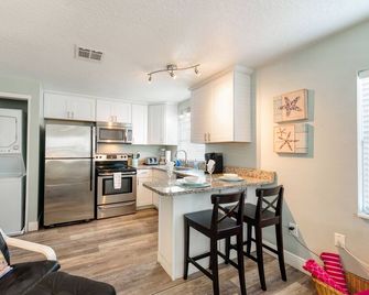 Just steps away from beach! - Cape Canaveral - Kitchen