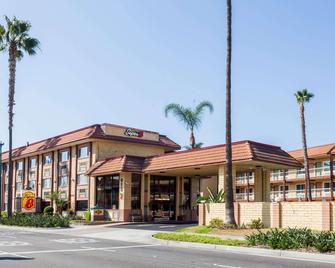 Super 8 by Wyndham Anaheim/Disneyland Drive - Anaheim - Building