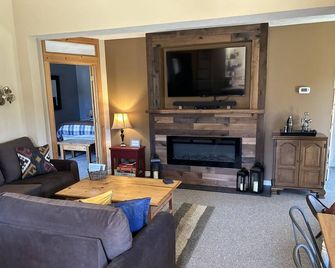 Cabin - 4 miles from Holiday Valley. Peaceful setting with hot tub. - Great Valley - Living room