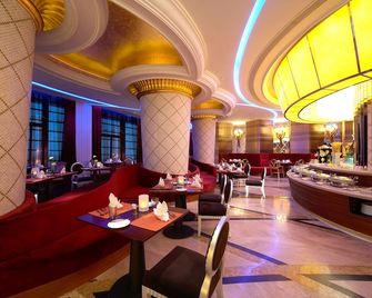Dynast International Hotel - דאליין - מסעדה