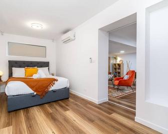 Modern Home Conveniently Close to Hospitals - Hosted by Canstay - Yarralumla - Sypialnia